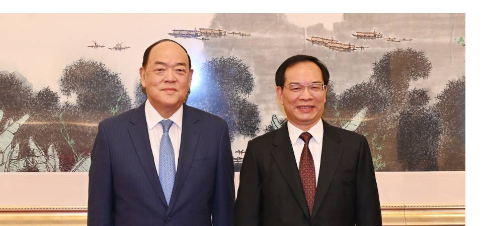 Chefe do Executivo Ho Iat Seng visita ministério da Segurança Pública e Administração Nacional de Imigração