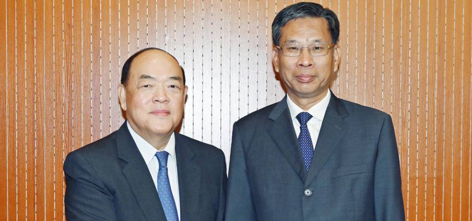 Chefe do Executivo, Ho Iat Seng, num encontro com o ministro das Finanças, Liu Kun, em Pequim.