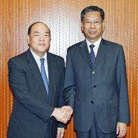Chefe do Executivo, Ho Iat Seng, num encontro com o ministro das Finanças, Liu Kun, em Pequim.
