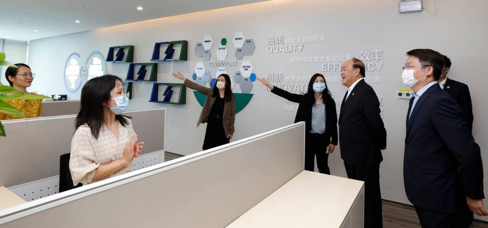 行政长官贺一诚到深合区管理机构视察并勉励各部门工作人员履行好新使命