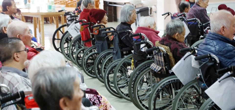 特区政府为难于行动未能出门的人士进行外展核酸检测工作