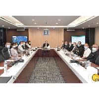 Chefe do Executivo, Ho Iat Seng, e dirigentes do município de Zhuhai discutem medidas de passagem fronteiriça