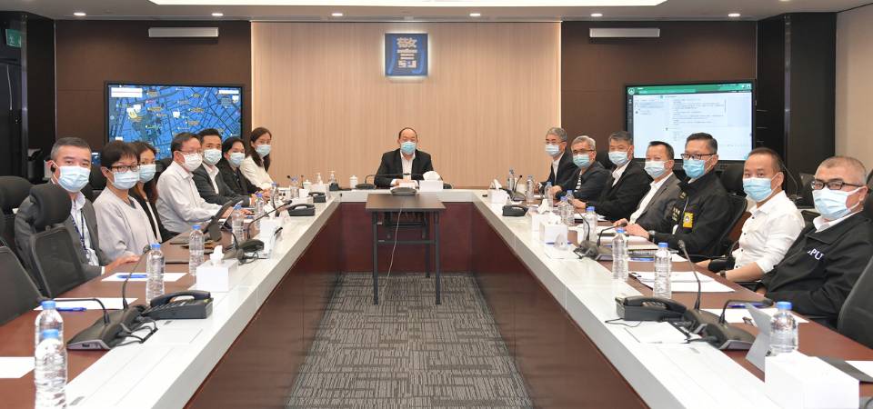 Chefe do Executivo, Ho Iat Seng, e dirigentes do município de Zhuhai discutem medidas de passagem fronteiriça