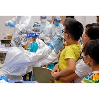 面对疫情，不同岗位工作人员辛劳工作，坚守第一线岗位，守护澳门。