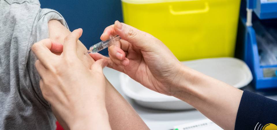 下调新型冠状病毒的灭活疫苗适用人群至年满12岁人士