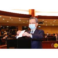 第七届立法会举行首次全体会议，先后选出立法会主席、副主席、第一秘书及第二秘书