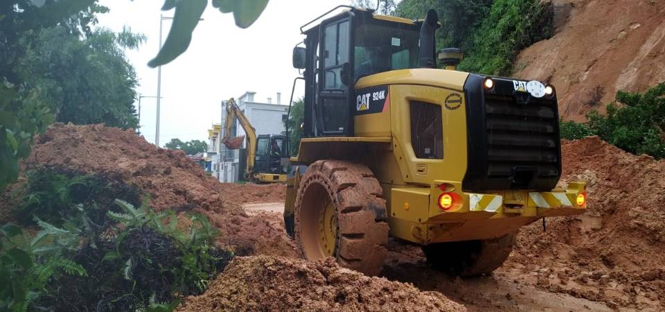 暴雨下路環多處發生山泥傾瀉道路受阻 市政署正加緊清理