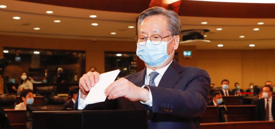 第七届立法会举行首次全体会议，先后选出立法会主席、副主席、第一秘书及第二秘书