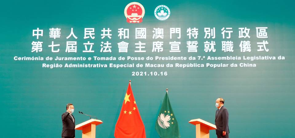 行政长官贺一诚为宣誓就职的第七届立法会主席高开贤监誓