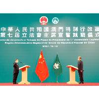 行政长官贺一诚为宣誓就职的第七届立法会主席高开贤监誓