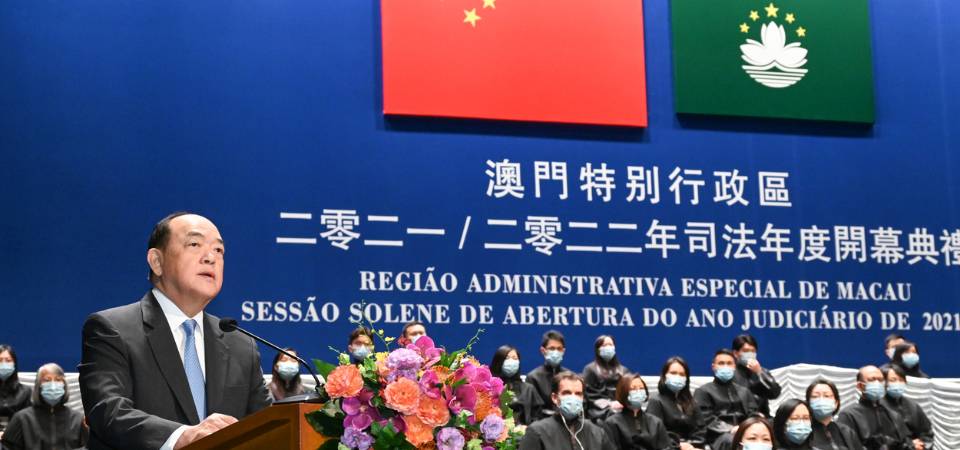 行政长官：坚持法治须首先坚决维护宪法和基本法