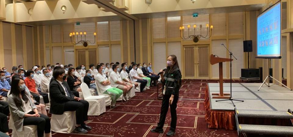 Serviços de Saúde voltam a ministrar palestras de prevenção e controlo do novo tipo de coronavírus para funcionários de hotéis designados para observação médica