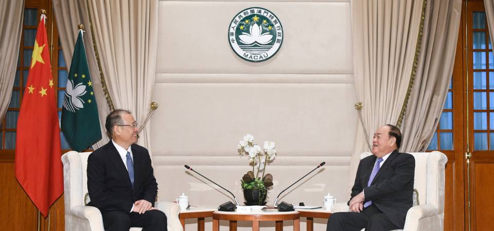 行政长官贺一诚与中国银行澳门分行行长李光会面