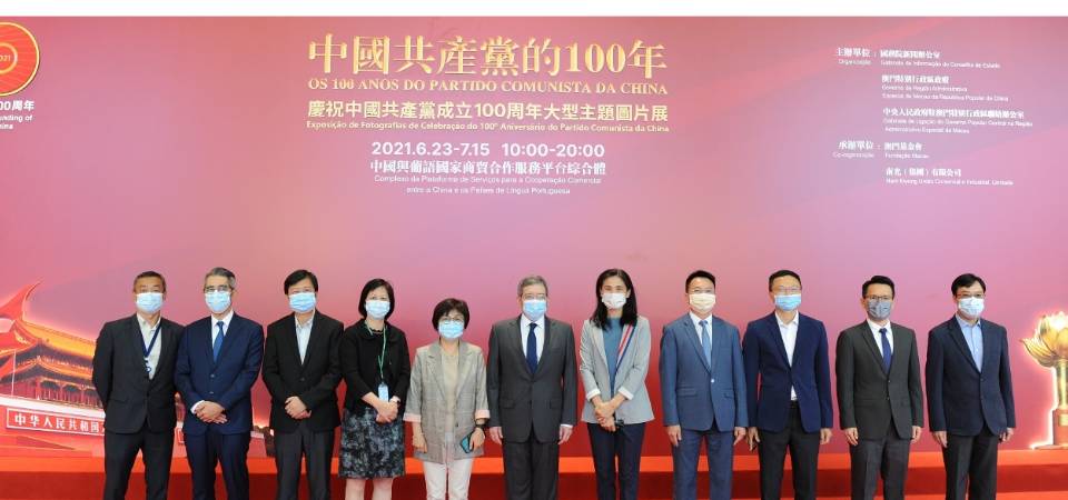 社会各界积极组团参观“中国共产党的100年”大型主题图片展