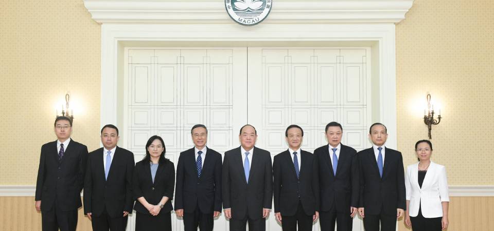 Chefe do Executivo,Ho Iat Seng, reúne-se com o presidente da federação nacional de chineses ultramarinos retornados,Wan Lijun
