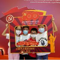 市民感谢中国共产党带领国家走向富强 青年学习坚毅不挠精神