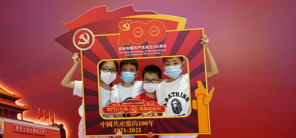 市民感谢中国共产党带领国家走向富强 青年学习坚毅不挠精神