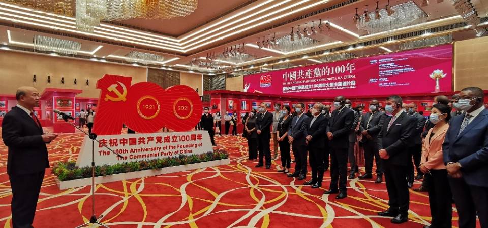 外交公署邀请外国驻澳总领事和国际机构负责人参观“中国共产党的100年”大型主题图片展