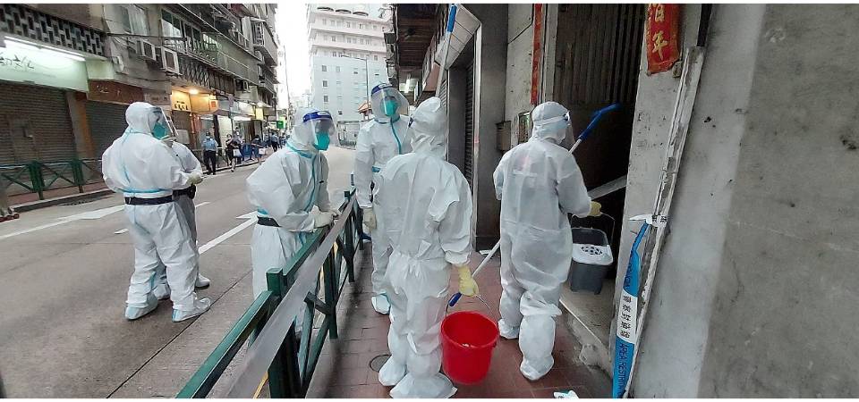 对确诊病例居所及工作场所周边加强清洁消毒