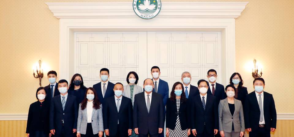 行政长官贺一诚会见紫荆文化集团董事长毛超峰一行