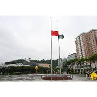 为悼念前国家主席江泽民先生，澳门特别行政区在金莲花广场下半旗志哀。