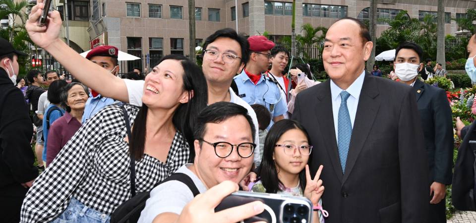 政府总部开放日民众开心乐游 行政长官与参观者交流和合影