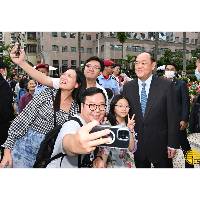 政府总部开放日民众开心乐游 行政长官与参观者交流和合影