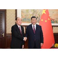国家主席习近平听取行政长官贺一诚述职报告
