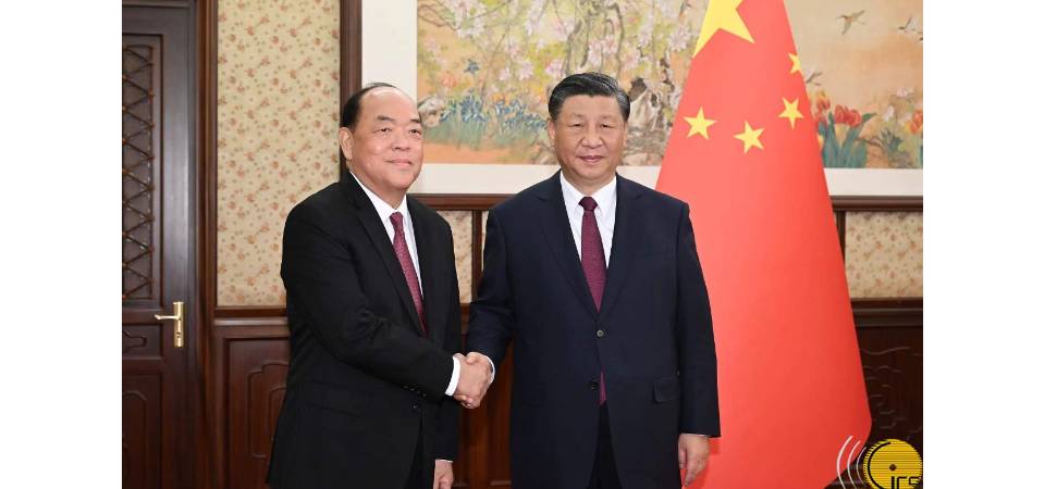 国家主席习近平听取行政长官贺一诚述职报告