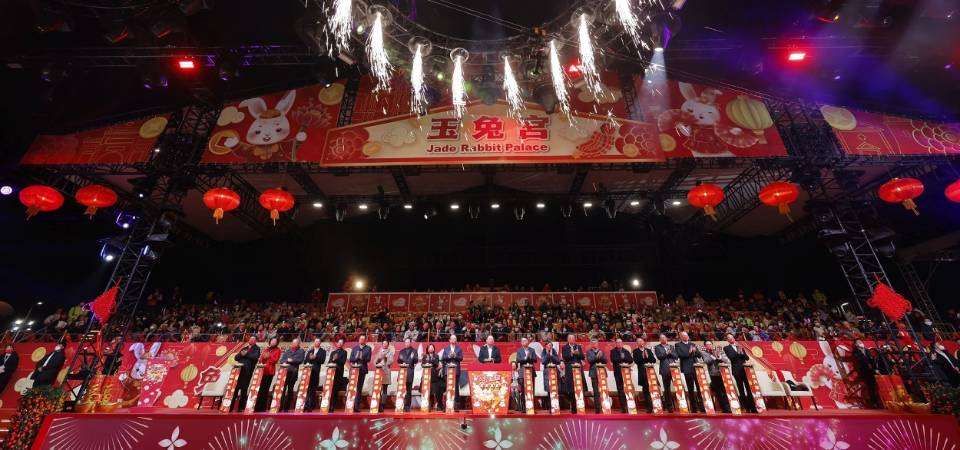 【2023年农历新年花车汇演】今（初三）盛大登场　烟花辉映共迎兔年 来源： 旅游局