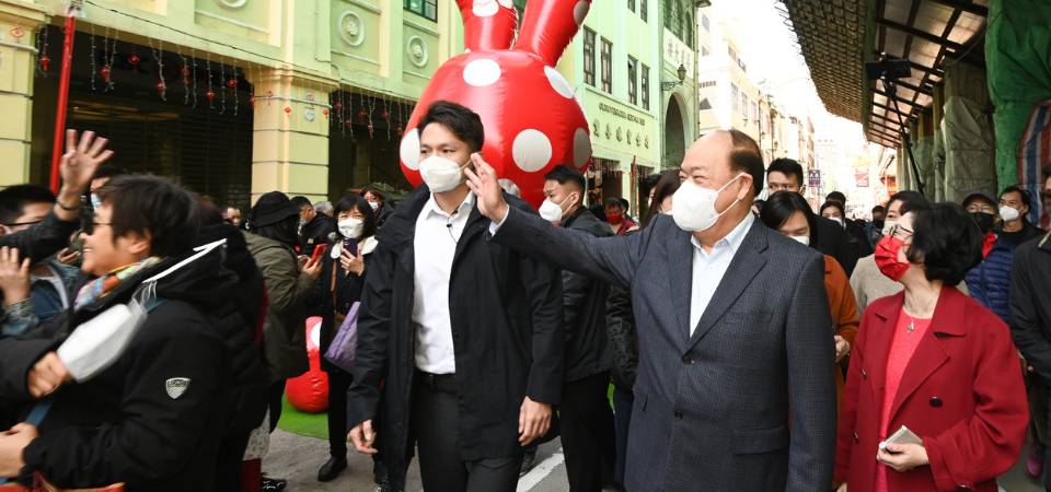 行政长官贺一诚落区了解商户营运及旅客人流情况