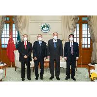 Chefe do Executivo tem encontro com membro permanente do Comité Nacional do CCPPC, presidente do Conselho de Desenvolvimento do Comércio de Hong Kong e de Hong Kong Lai Sun Group