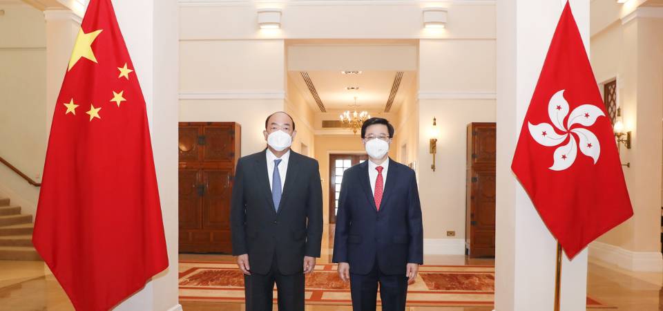 Chefe do Executivo desloca-se a Hong Kong e reúne-se com o Chefe do Executivo da RAEHK