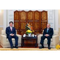 Chefe do Executivo reúne-se com o vice-secretário do comité municipal de Shenzhen e presidente do município, Qin Weizhong
