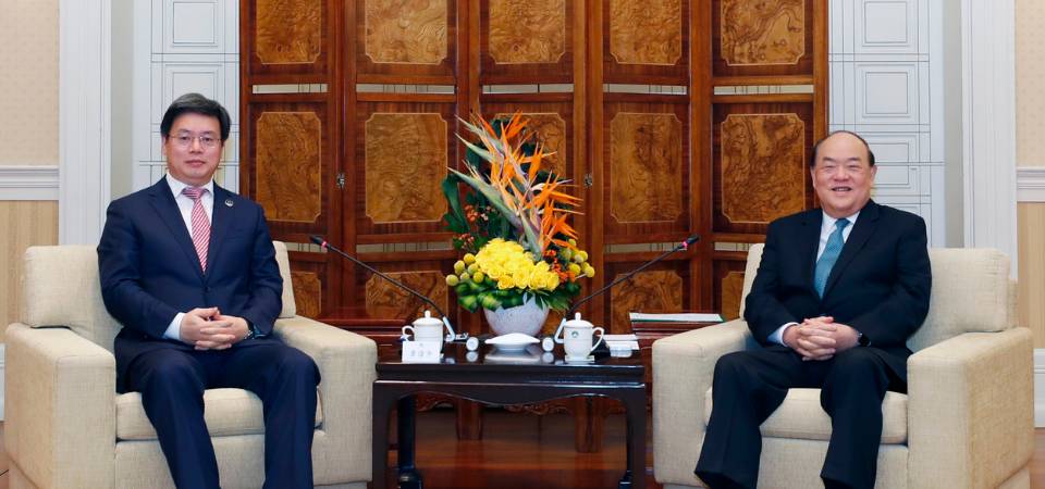 Chefe do Executivo reúne-se com o vice-secretário do comité municipal de Shenzhen e presidente do município, Qin Weizhong