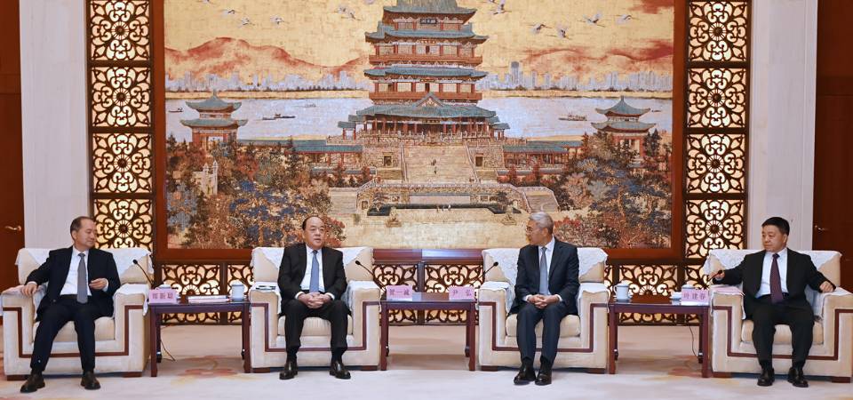 Chefe do Executivo reúne-se com o secretário do Comité Provincial de Jiangxi do PCC e o governador da província de Jiangxi