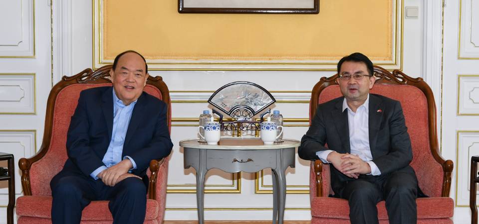行政长官贺一诚与中国驻卢森堡大使华宁会面