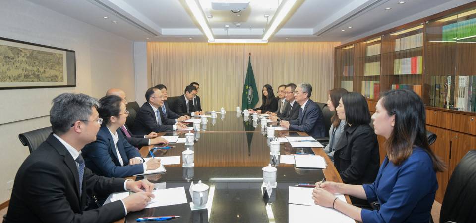 代理行政长官张永春会见外交部部长助理农融