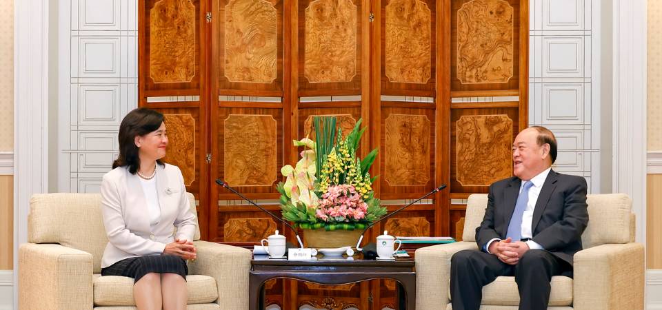 Chefe do Executivo reúne-se com a secretária do PCC da Administração Nacional de Medicina Tradicional Chinesa