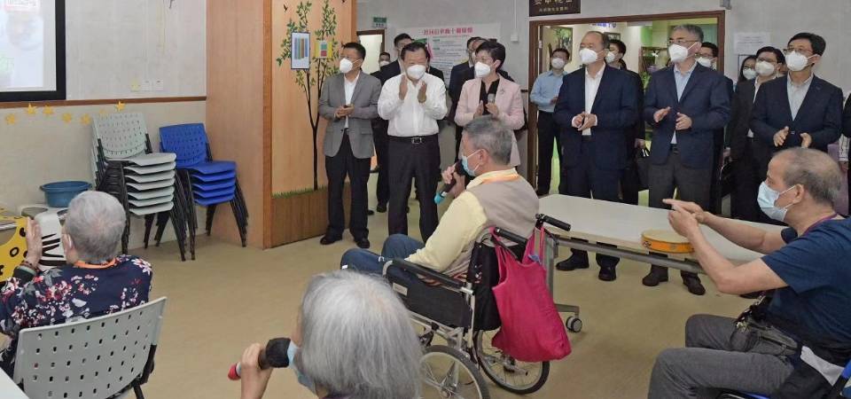 O Director Xia Baolong do Gabinete para os Assuntos de Hong Kong e Macau junto do Conselho de Estado visitou um centro de cuidados especiais para idosos