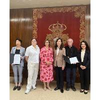 Secretária, Ao Ieong U, testemunha a assinatura do memorando de entendimento entre o Instituto Cultural e a Direcção-Geral do Livro, dos Arquivos e das Bibliotecas da República Portuguesa