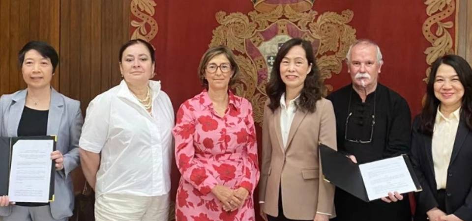Secretária, Ao Ieong U, testemunha a assinatura do memorando de entendimento entre o Instituto Cultural e a Direcção-Geral do Livro, dos Arquivos e das Bibliotecas da República Portuguesa
