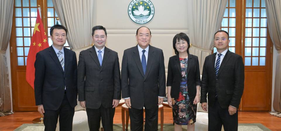 行政長官賀一誠與中國日報社社長兼總編輯曲瑩璞會面