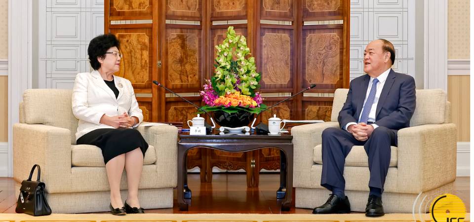 行政長官賀一誠與第十三屆全國政協副主席、中國宋慶齡基金會主席李斌會面