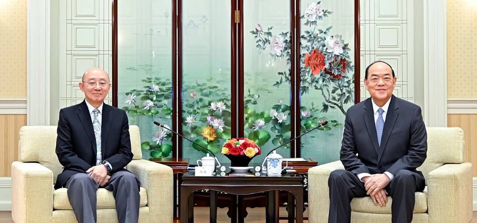 行政長官賀一誠會見澳門日報讀者公益基金會領導層一行