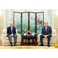 行政長官賀一誠會見澳門日報讀者公益基金會領導層一行