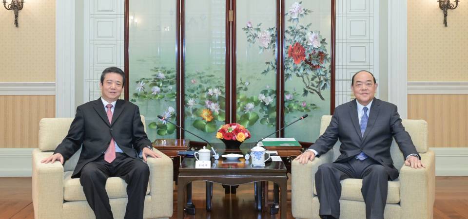 行政長官賀一誠會見中國航空集團董事崔曉峰一行