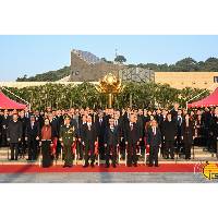 Cerimónia do içar da bandeira para celebrar o 25º Aniversário da Região Administrativa Especial de Macau na Praça Flor de Lótus, organizada pelo Governo da Região Administrativa Especial de Macau.