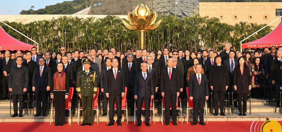 Cerimónia do içar da bandeira para celebrar o 25º Aniversário da Região Administrativa Especial de Macau na Praça Flor de Lótus, organizada pelo Governo da Região Administrativa Especial de Macau.