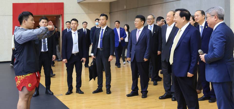 Xia Baolong visita as instalações desportivas em Macau, dando atenção ao desenvolvimento do desporto